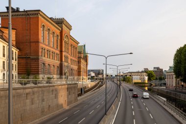 Stockholm, İsveç 1 Temmuz 2023 E4 karayolu üzerinde Riddarholmen yakınlarındaki şehir merkezine doğru trafik.