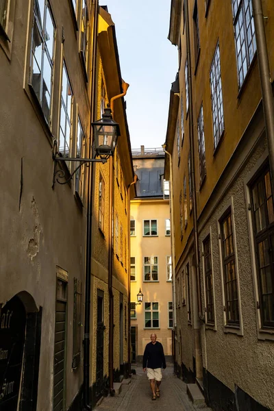 Estocolmo Suécia Julho 2023 Homem Caminha Uma Rua Estreita Paralelepípedos — Fotografia de Stock