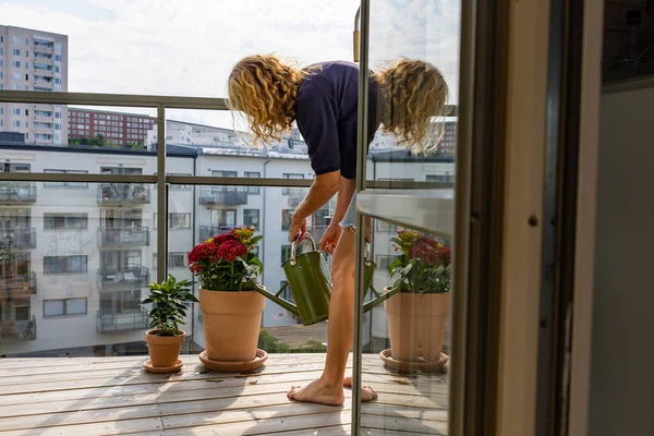 Estocolmo Suecia Una Mujer Riega Las Plantas Balcón Durante Verano — Foto de Stock