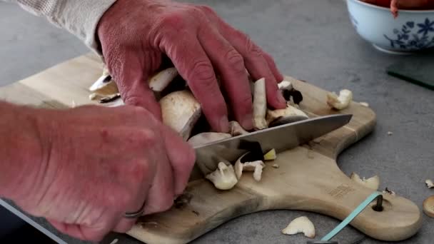 Cozinheiro Macho Costeleta Cogumelos Uma Tábua Madeira Com Uma Faca — Vídeo de Stock