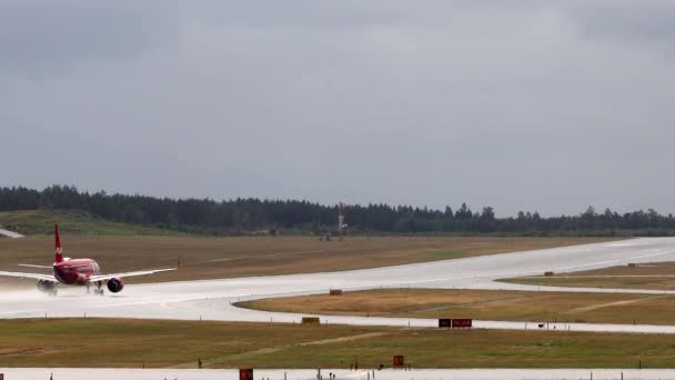 Tukholma Ruotsi Lentokone Nousee Kiitotieltä Arlandan Lentoasemalla — kuvapankkivideo