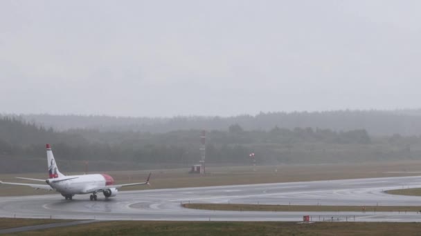瑞典斯德哥尔摩阿朗达机场的一架飞机从跑道上起飞 — 图库视频影像