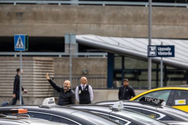 Stockholm, İsveç 6 Temmuz 2023 Arlanda havaalanında taksi şoförleri müşterileri dolandırıyor..