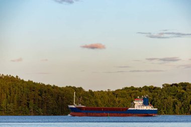 Stockholm, İsveç J 'de Malaren Gölü' ndeki boş bir gemi Stockholm 'e doğru ilerliyor..