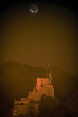 Muscat, Umman Mutrah Kalesi Eski Şehir 'deki Muscat Corniche' de gece hilal şeklinde bir ay ile.