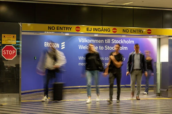 Sztokholm Szwecja Lipca 2023 Pasażerowie Linii Lotniczych Sprawdzają Odprawę Celną — Zdjęcie stockowe