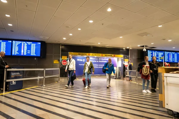Estocolmo Suécia Julho 2023 Passageiros Aéreos Desembarcam Alfândegas Aeroporto Arlanda — Fotografia de Stock