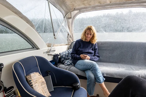 Στοκχόλμη Σουηδία Ιουλίου 2023 Μια Γυναίκα Κάθεται Ένα Μηχανοκίνητο Σκάφος — Φωτογραφία Αρχείου
