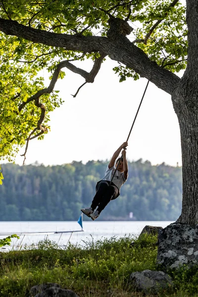 ストックホルムスウェーデン木のスイングの10代の男の子 — ストック写真