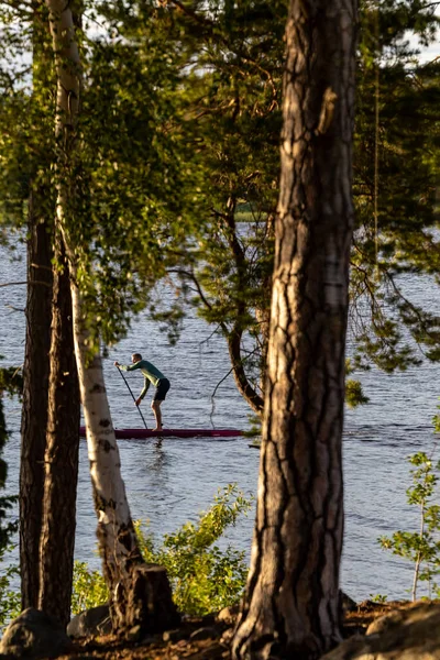 スウェーデンのストックホルム2023年7月6日マラレン湖のスタンドアップパドルボードを漕ぐ男 — ストック写真