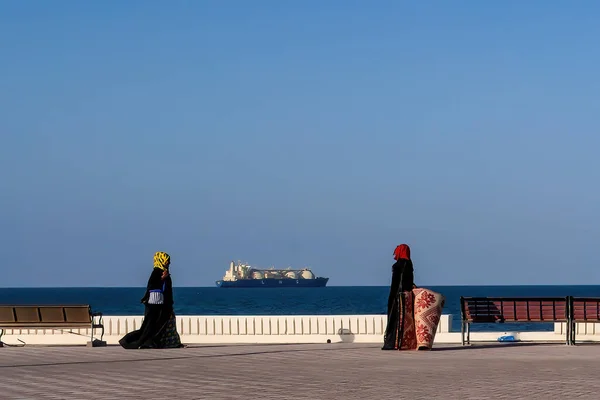Sur Omán Julio 2023 Dos Mujeres Omán Visten Caminando Sobre — Foto de Stock