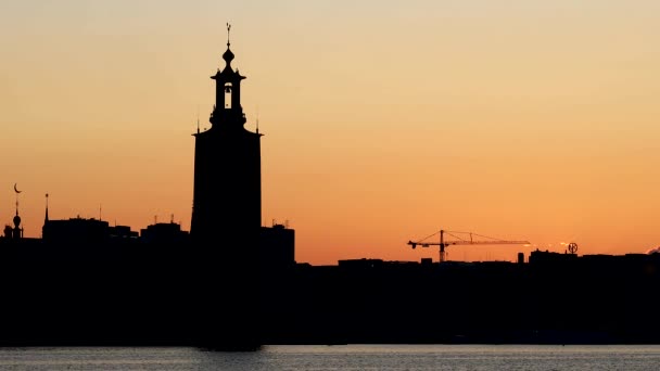 Стокгольм Швеция Вид Восходом Солнца Ратушу Шусет Силуэте Над Водоемом — стоковое видео