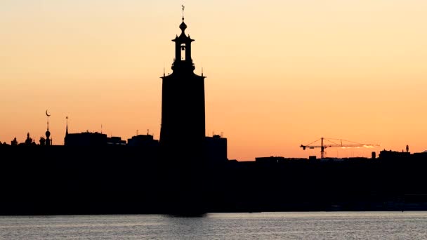 Stockholm Svédország Napfelkelte Kilátás Nyílik Városháza Vagy Stadshuset Sziluett Felett — Stock videók