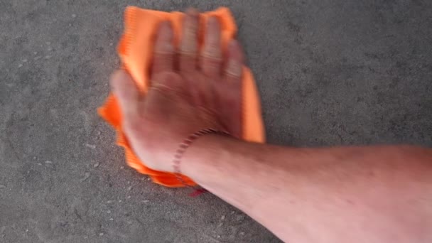 Ein Mann Wischt Eine Küchenarbeitsplatte Mit Einem Lappen — Stockvideo