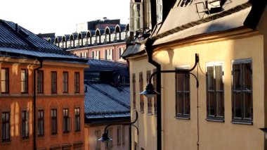 Stockholm, İsveç Sodermalm adasındaki Bastugatan 'daki eski klasik binalar.  