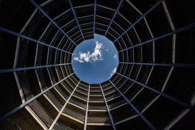 Stockholm, İsveç Solna banliyösündeki bir otoparkın içindeki sarmal..