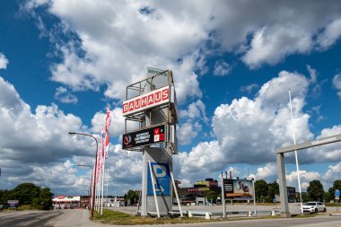 Stockholm, İsveç 9 Temmuz 2023 Bromma banliyösündeki Bromma Blokları alışveriş merkezinde tabela.