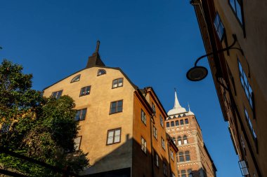 Stockholm, İsveç Sodermalm 'daki kaldırım taşlı Bastugatan sokağı ve eski binalar.