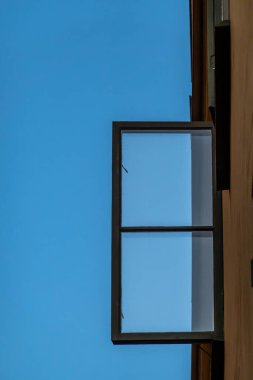 Stockholm, İsveç Sodermalm 'da Bastugatan' da açık bir pencere var..