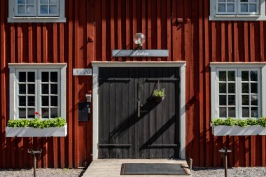 Stockholm, İsveç 9 Temmuz 2023 Farsta banliyösündeki eski bir çiftlik evi olan Farsta Gard 'daki tipik kırmızı tarihi binalar..