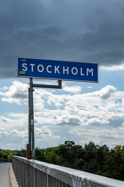 Στοκχόλμη Σουηδία Μια Πινακίδα Εισόδου Προς Στοκχόλμη Μια Γέφυρα Από — Φωτογραφία Αρχείου