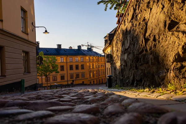 スウェーデンのストックホルムソダーマルムと古い建物の石畳のバストゥガタン通り — ストック写真