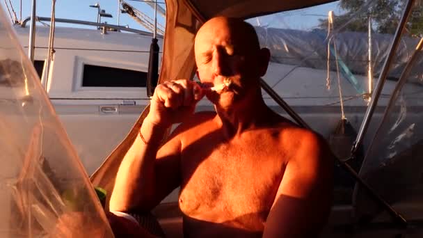 Stockholm Sweden Man Brushes His Teeth Aft Section Motorboat Setting — Stock Video
