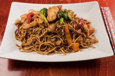 Tavuk ve sebzeli kızarmış yumurtalı erişte.