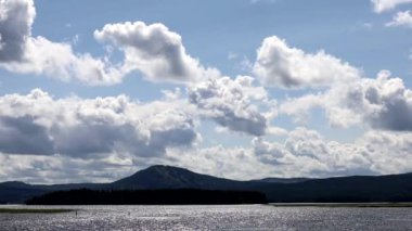 Sijan Gölü, İsveç Siljan Gölü üzerinde yaz manzarası.