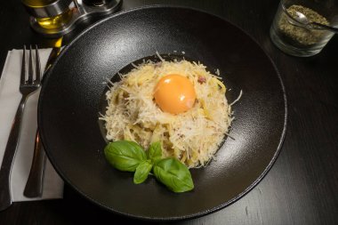 Yumurta sarısı ile bir kase spagetti carbonara.