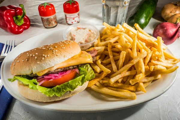 Ser Bekon Burger Aplate Frytkami — Zdjęcie stockowe