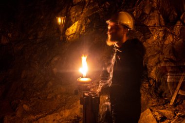 Falun, İsveç 12 Temmuz 2023 tarihi Falun bakır madeninin rehberi artık bir Unesco Dünya Mirası sahası ve bir turizm merkezi..