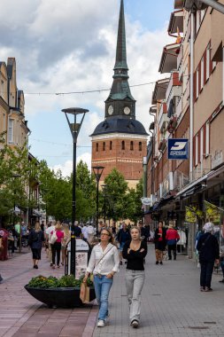 Mora, İsveç 13 Temmuz 2023 Kyrkogatan 'da dükkanları ve tabelaları olan bir alışveriş caddesi..