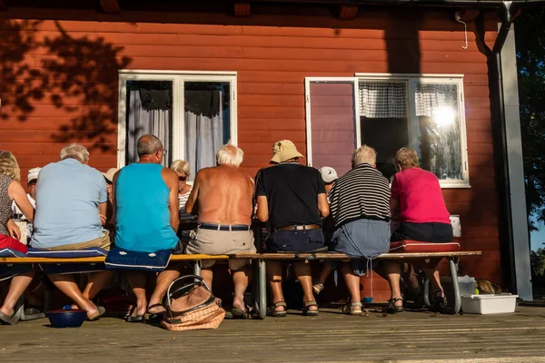 スウェーデン ストックホルム2023年7月10日真夏の夜遅くに屋外で食べる老人と女性のグループ — ストック写真