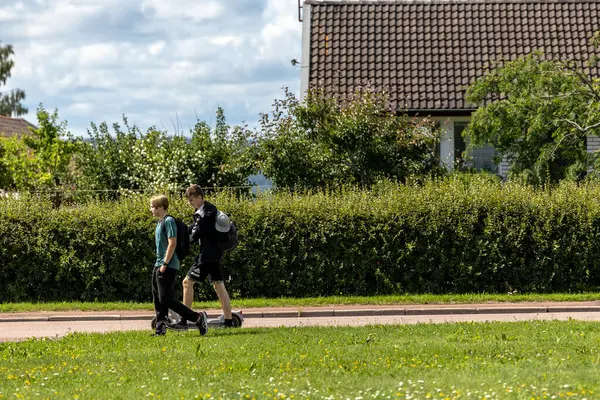 Solleron Szwecja Lipca 2023 Dwóch Nastolatków Spacerujących Latem Małej Uliczce — Zdjęcie stockowe