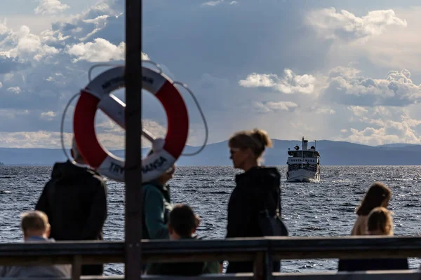 Rattvik Svezia Luglio 2023 Persone Attesa Sul Molo Langryggan Traghetto — Foto Stock