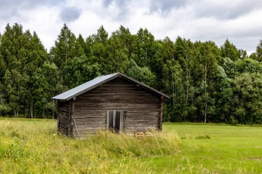 Leksand, İsveç Bir tarlada eski püskü bir ahır.