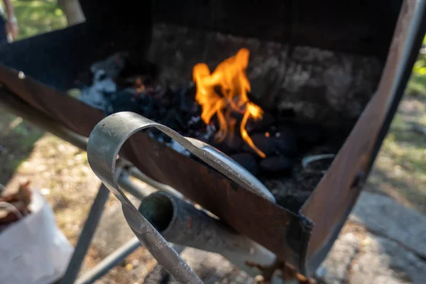 瑞典斯德哥尔摩桶中的炭火烧烤和火钳 — 图库照片