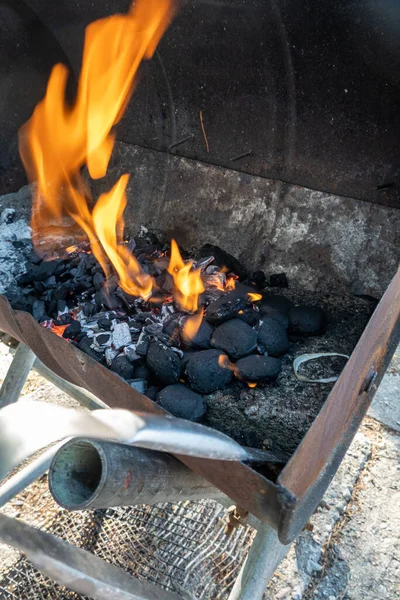 瑞典斯德哥尔摩桶中的炭火烧烤和火钳 — 图库照片