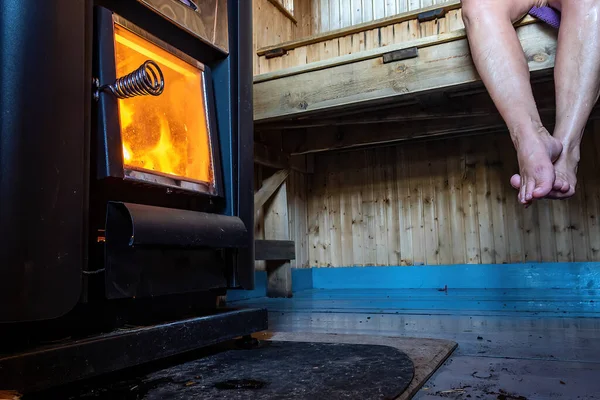 瑞典斯德哥尔摩木柴烧成的桑拿和女人腿的内部 — 图库照片