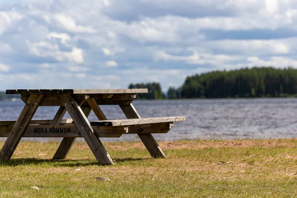モーラ スウェーデンシルジャン湖の岸にあるピクニックテーブル スウェーデンのモーラ自治体は — ストック写真