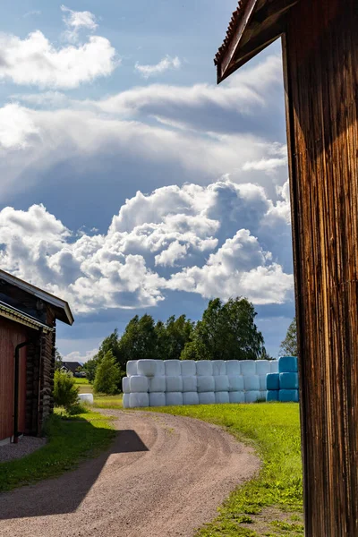 Nusnas Σουηδία Ένα Γραφικό Αγρόκτημα Αυλή Μπάλες Σανού — Φωτογραφία Αρχείου