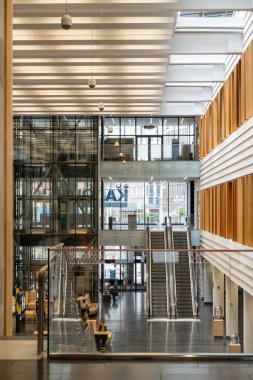 Stockholm, İsveç 19 Temmuz 2023 Torsplan 'daki Karolinska Üniversitesi Hastanesi' nin Entrika Avlusu.