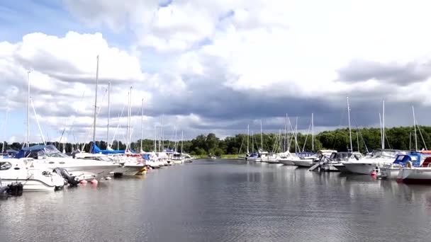 Сундбихольм Швеция Марина Заполненная Прогулочными Лодками Озере Маларен — стоковое видео