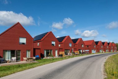 Nykvarn, İsveç 22 Temmuz 2023 Kırsal bir sokakta yeni inşa edilmiş kırmızı aile evi..