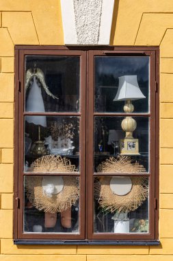 Taxinge, İsveç 22 Temmuz 2023 Bir antikacının süslü penceresi.