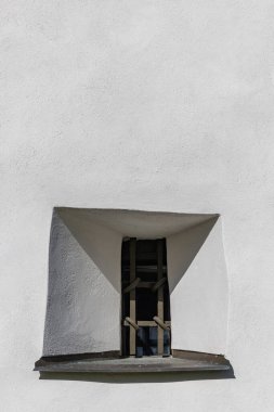 Sodertalje, İsveç Ortaçağ 'dan kalma Ytterrenhorna Kilisesi ama 17.000' lerdeki bir yangından ve eski pencerelerden sonra yeniden inşa edilmiş..