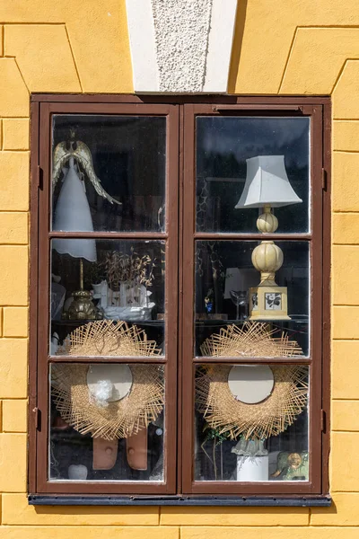 Taxinge, İsveç 22 Temmuz 2023 Bir antikacının süslü penceresi.