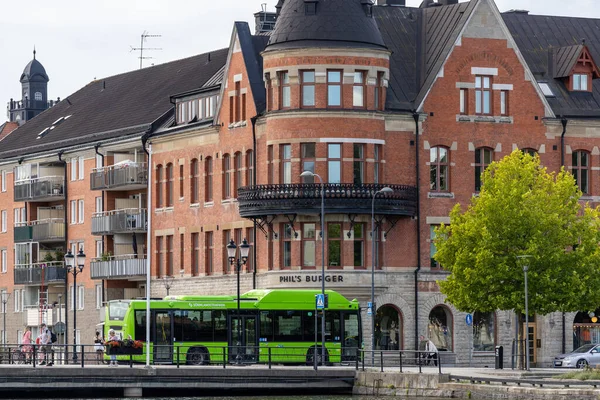 Eskilstuna Svédország 2023 Július Egy Zöld Busz Kungsgatan Hídon Város — Stock Fotó