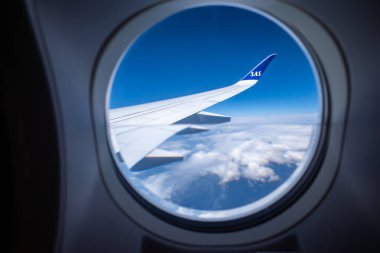 26 Temmuz 2023 'te uçuşta Atlantik üzerinde uçan SAS uçağının lombozundan kabin manzarası.